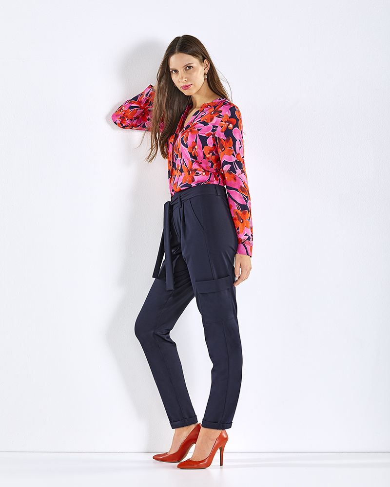BLUSE-rot-gemustert-411057_HOSE-marine-411058 VISKOSEBLUSE MIT BLÜTENDRUCK