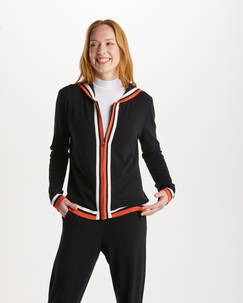 Strickjacke_schwarz_421175_Klea_vorn STRICKJACKE MIT KAPUZE