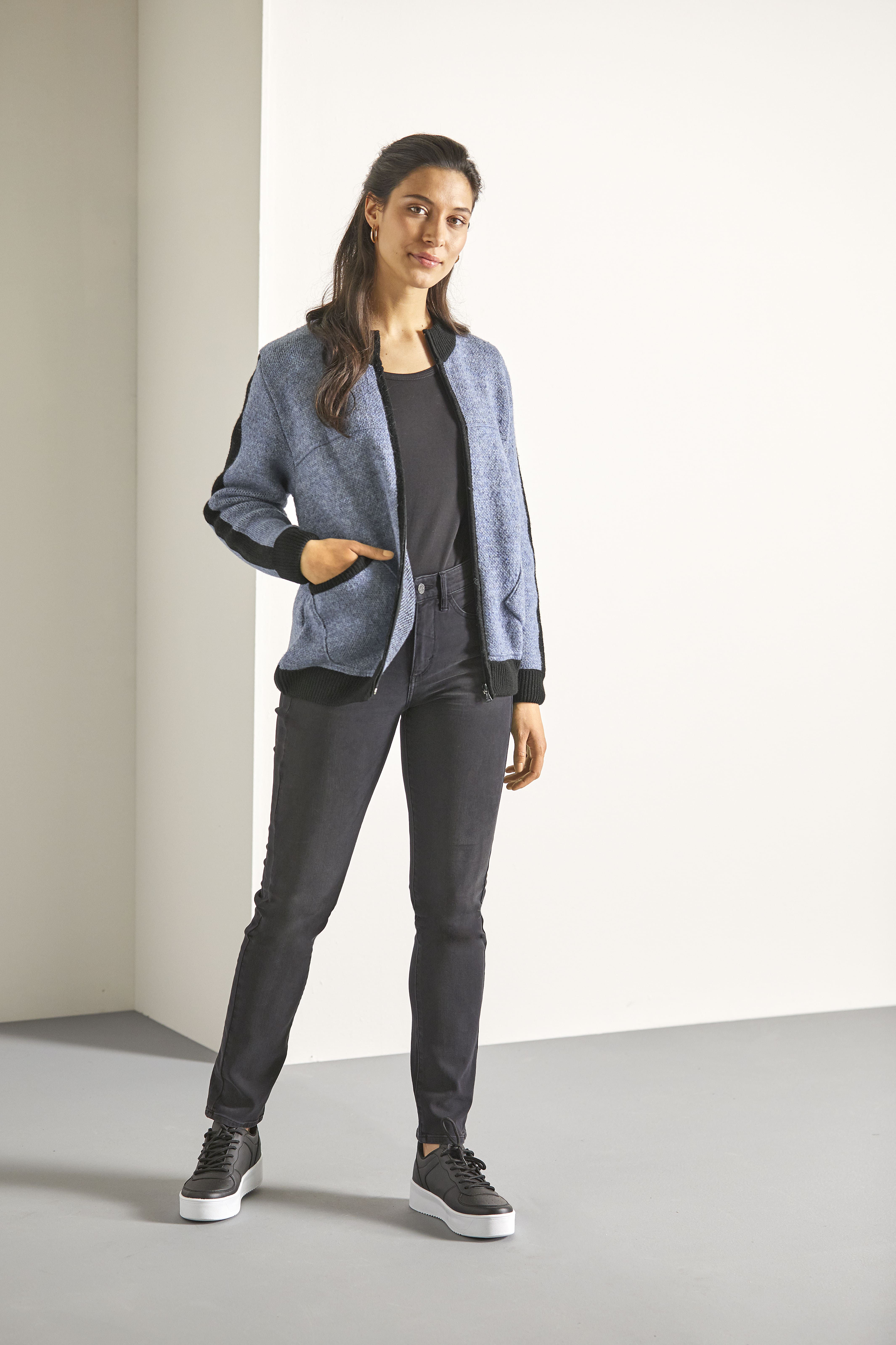 STRICKJACKE MIT STEHKRAGEN STRICKJACKE MIT STEHKRAGEN