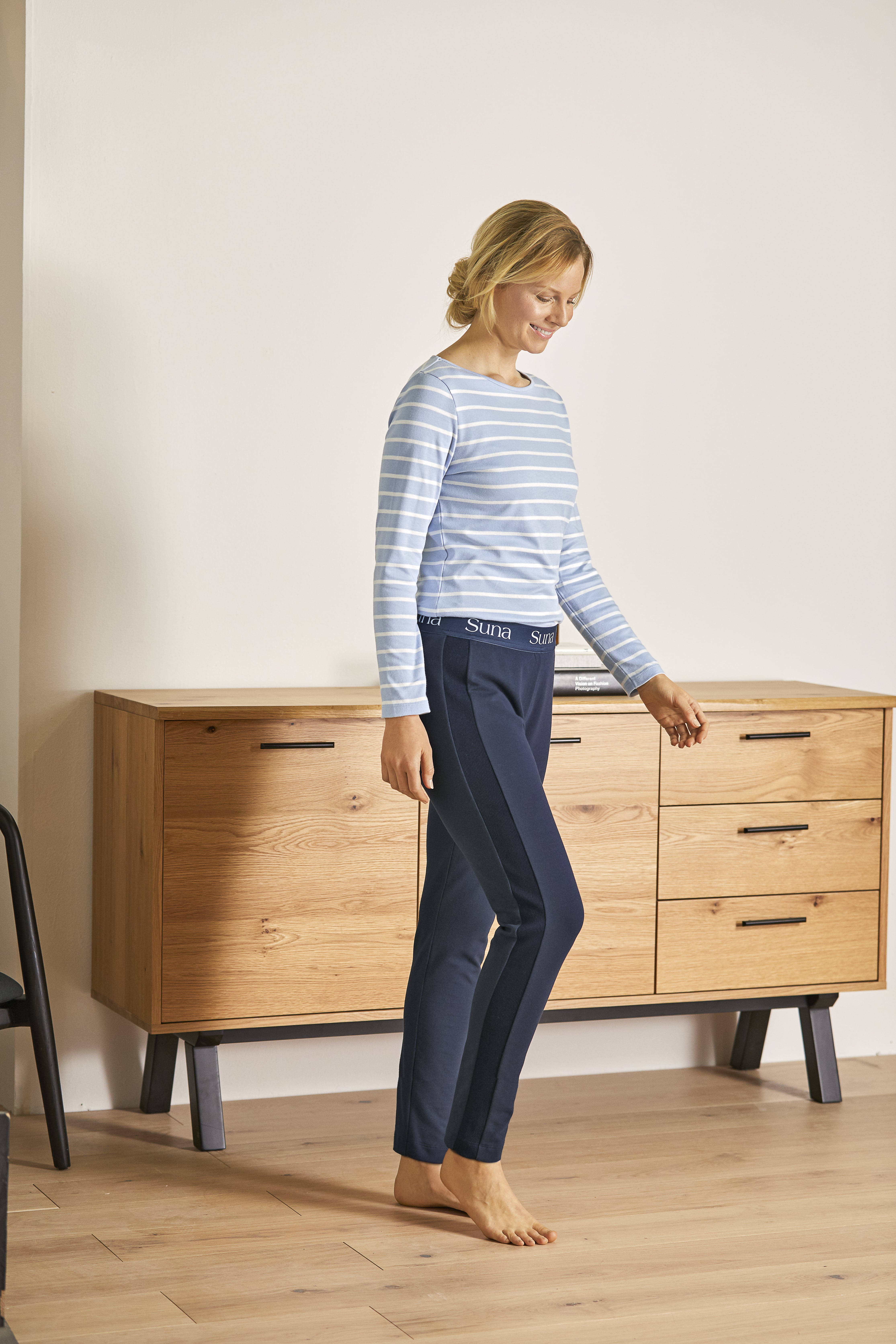 Ringelshirt_hellblau_gestreift_421035-Joggpant_navy_421077-min RINGELSHIRT IN 2 FARBKOMBIS