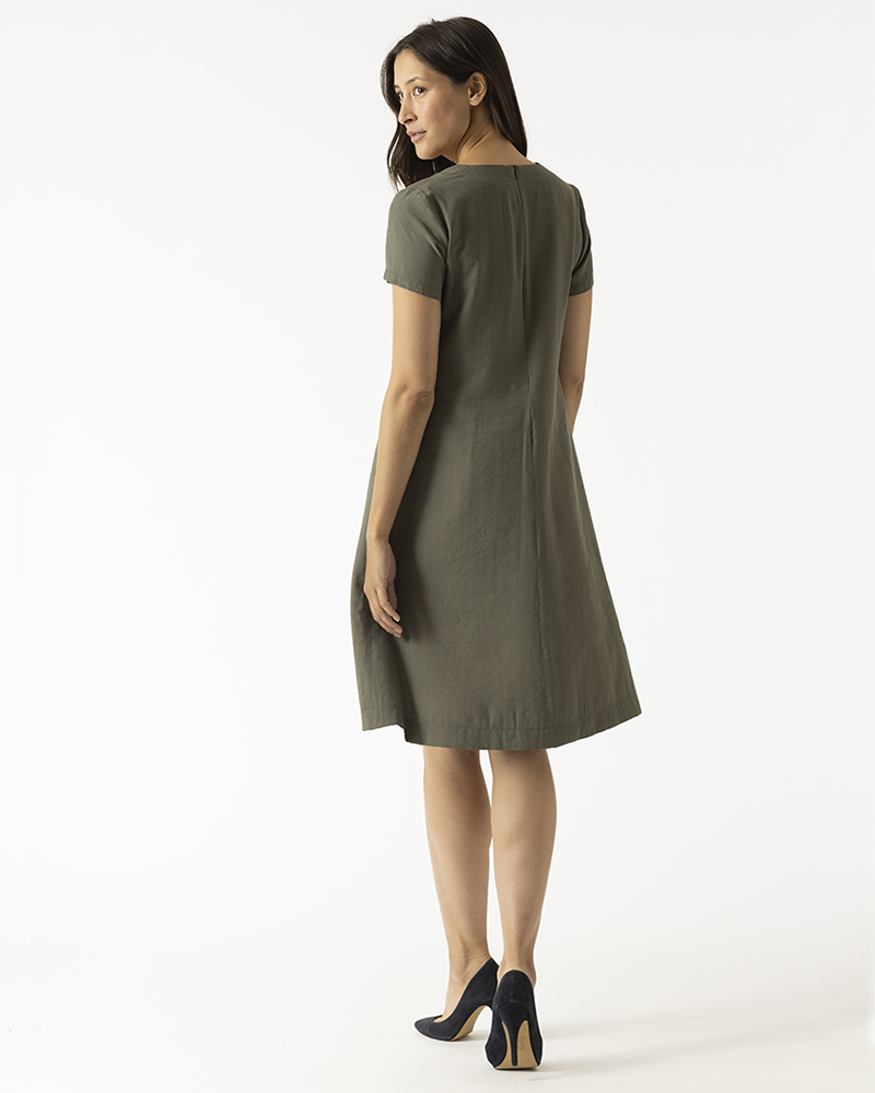 SOMMERKLEID AUS VISKOSE SOMMERKLEID AUS VISKOSE