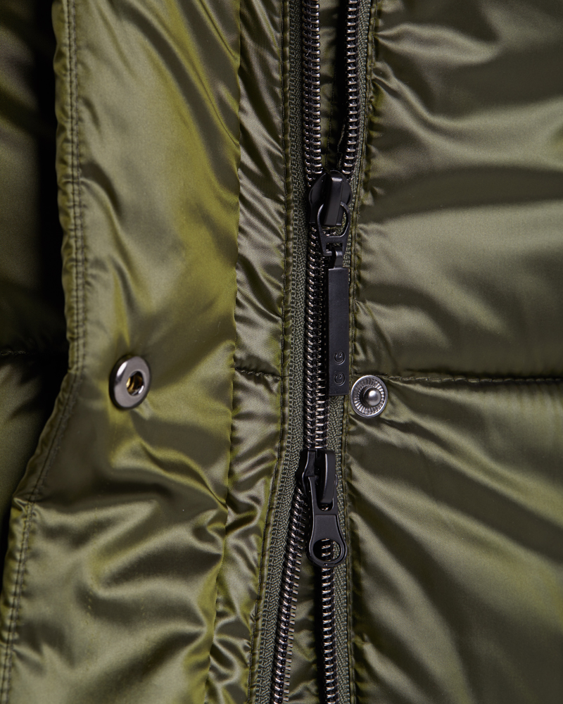 Steppjacke_oliv_421028_Masuku_Detail FEDERLEICHTE STEPPJACKE