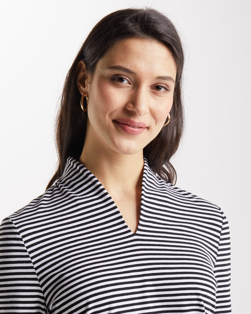 Shirt_schwarz_gestreift_421041_Jola_Detail RINGELSHIRT MIT KELCHKRAGEN VON SUNA