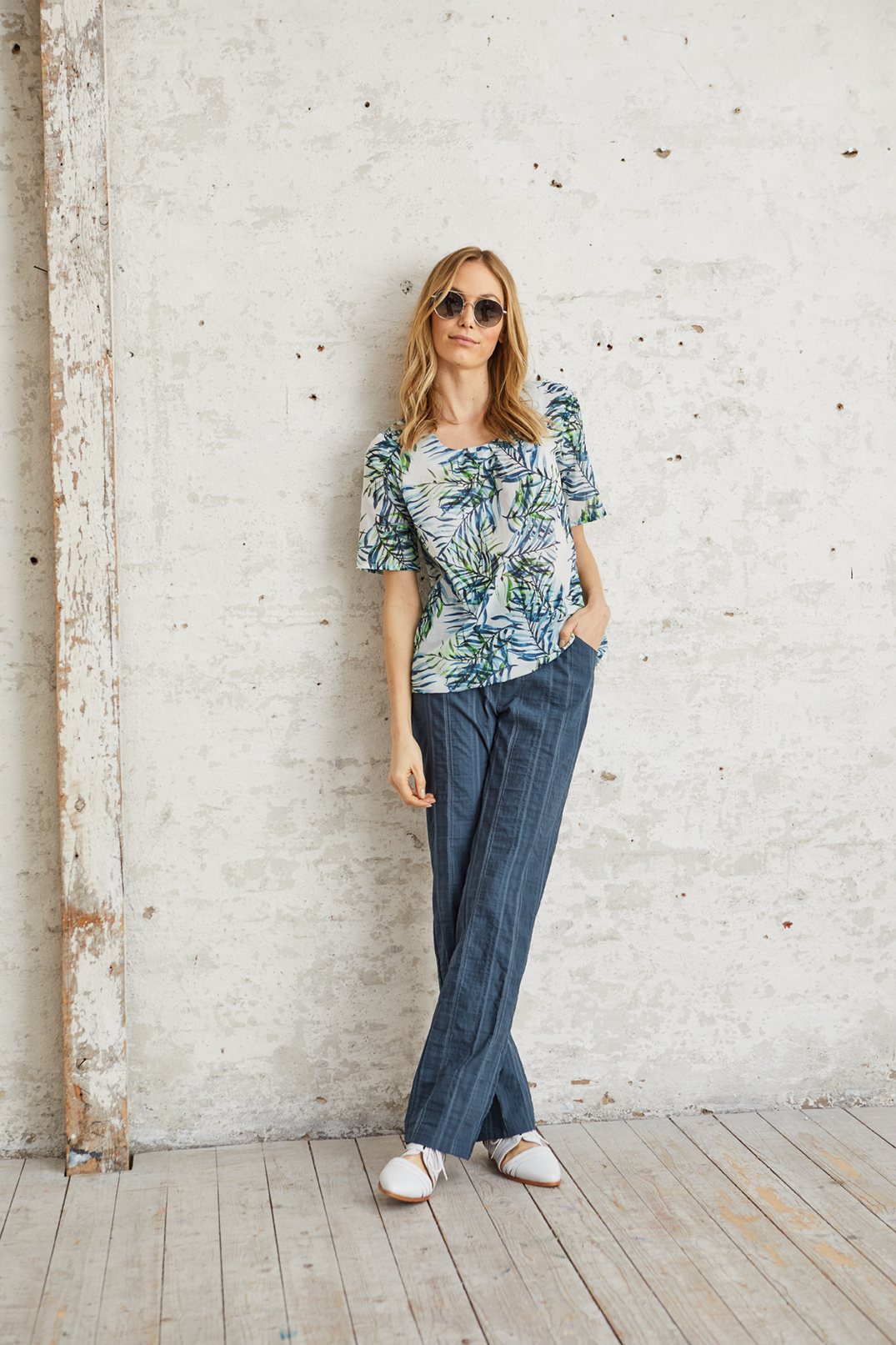 Halbarm-Bluse_multicolor_413007-Hose_blau_gestreift_413010 HALBARM-BLUSE MIT BLÄTTERDRUCK