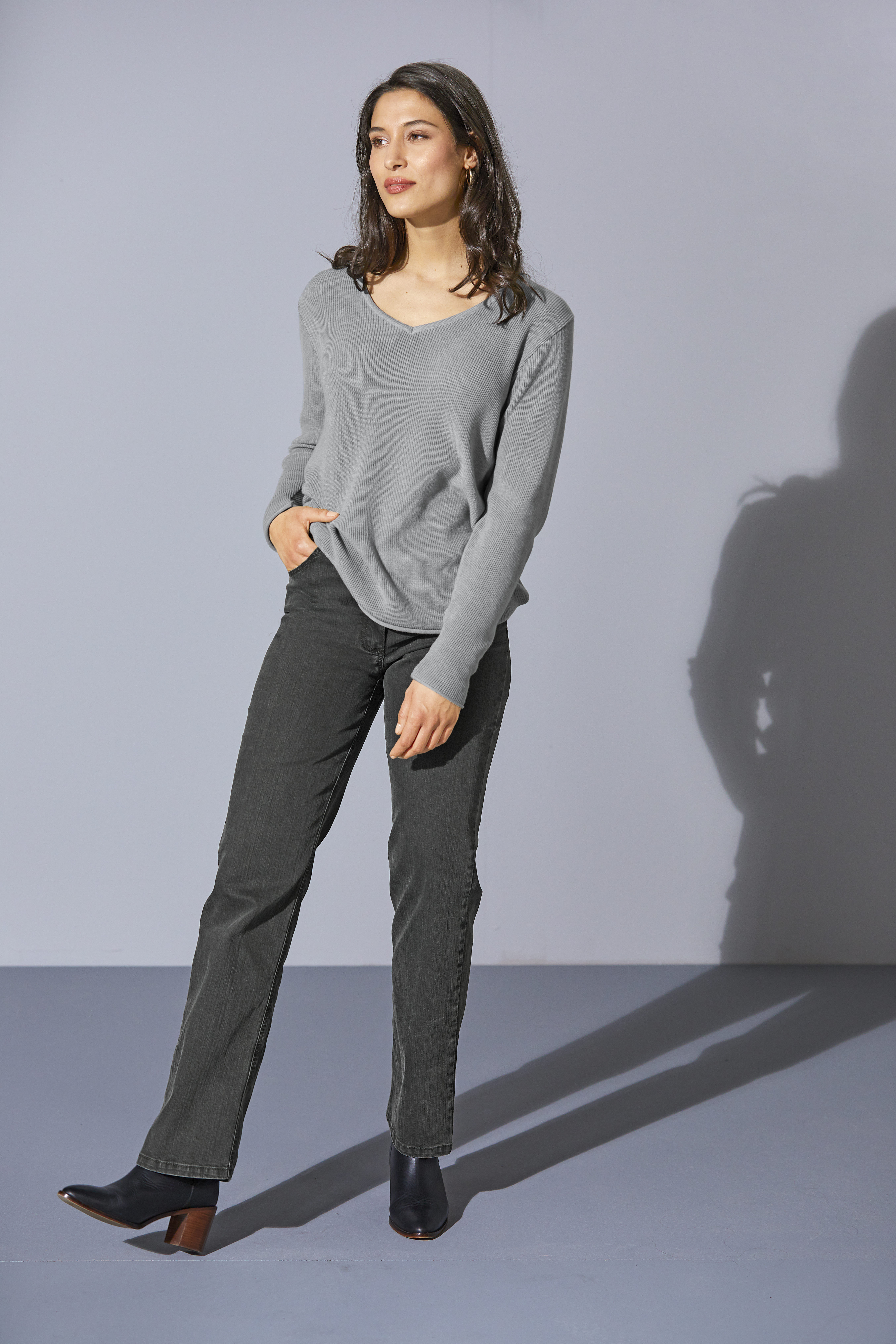 Pulli_grau_melange_421165-Stretchjeans_black-black_421169 BASIC-STRETCHJEANS N