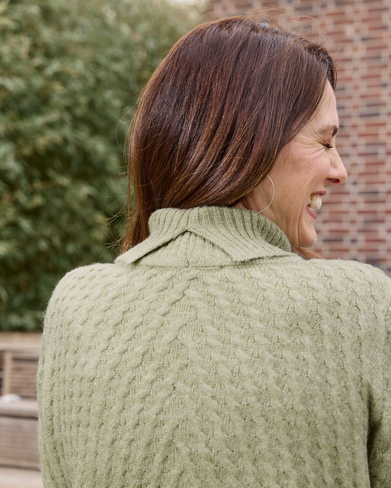 LEICHTER PULLI MIT ROLLKRAGEN