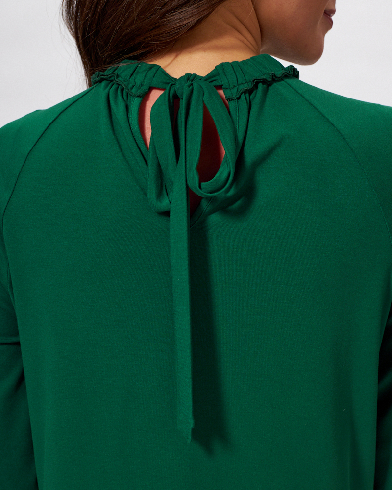 FEMININE BLUSE MIT RÜSCHENKRAGEN FEMININE BLUSE MIT RÜSCHENKRAGEN