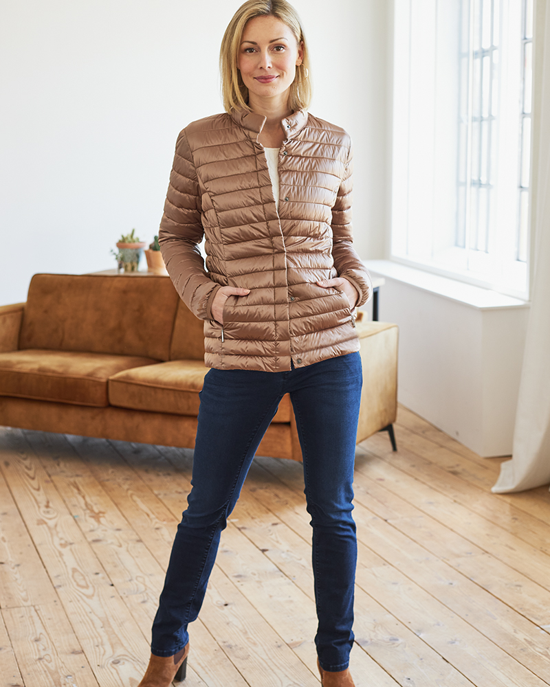 LEICHTE STEPPJACKE MIT STEHKRAGEN LEICHTE STEPPJACKE MIT STEHKRAGEN