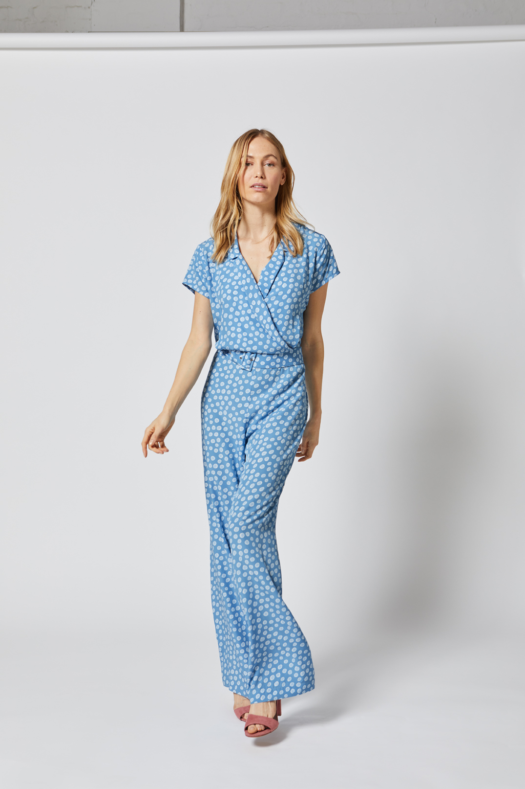 Overall_blau_gemustert_4130276enF1SfIyDKub JUMPSUIT IN WICKELOPTIK