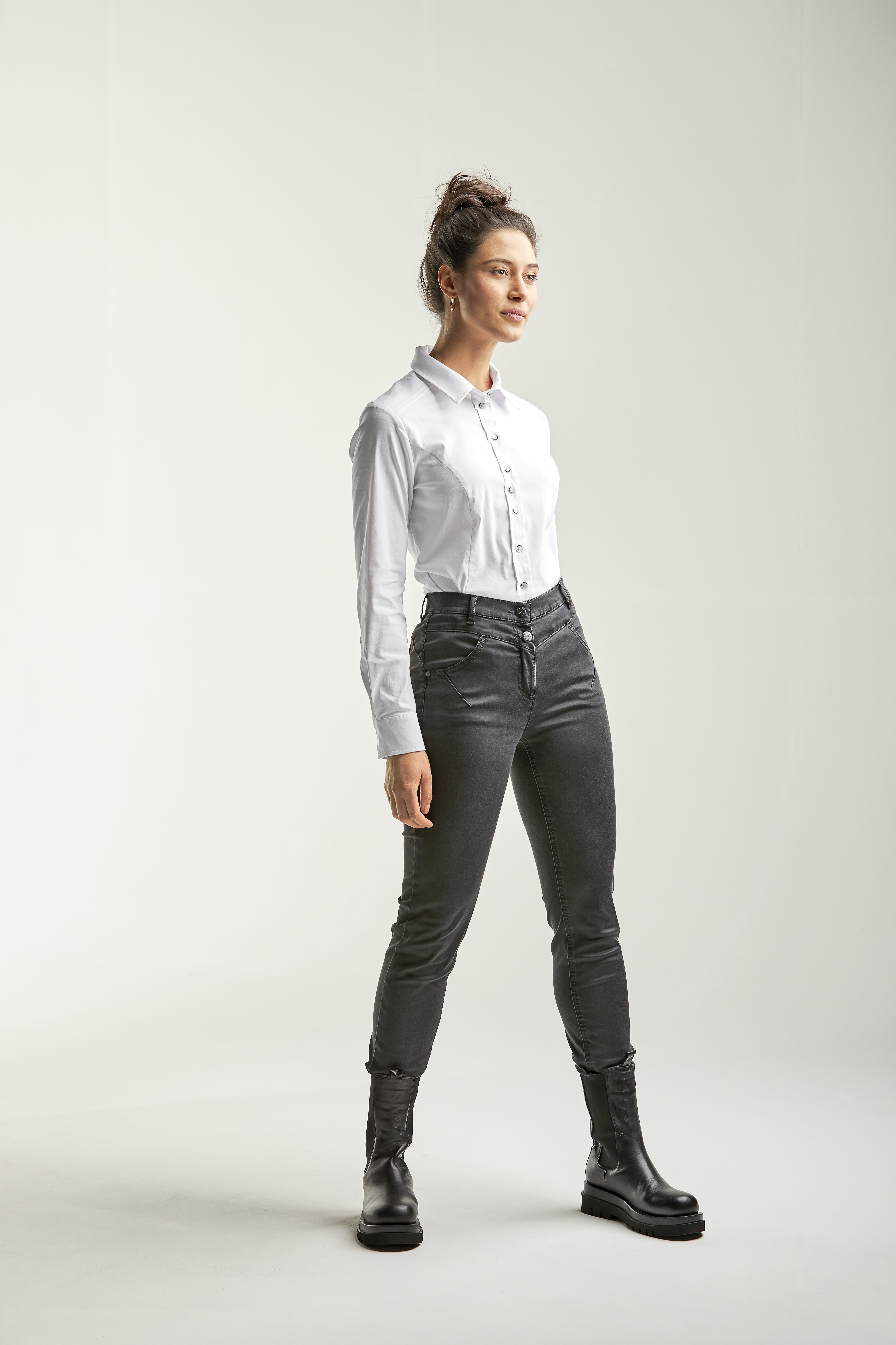 Bluse_weiss_421158-Jeans_dark-grey_421071-min BASIC-HEMDBLUSE IN 4 FARBEN