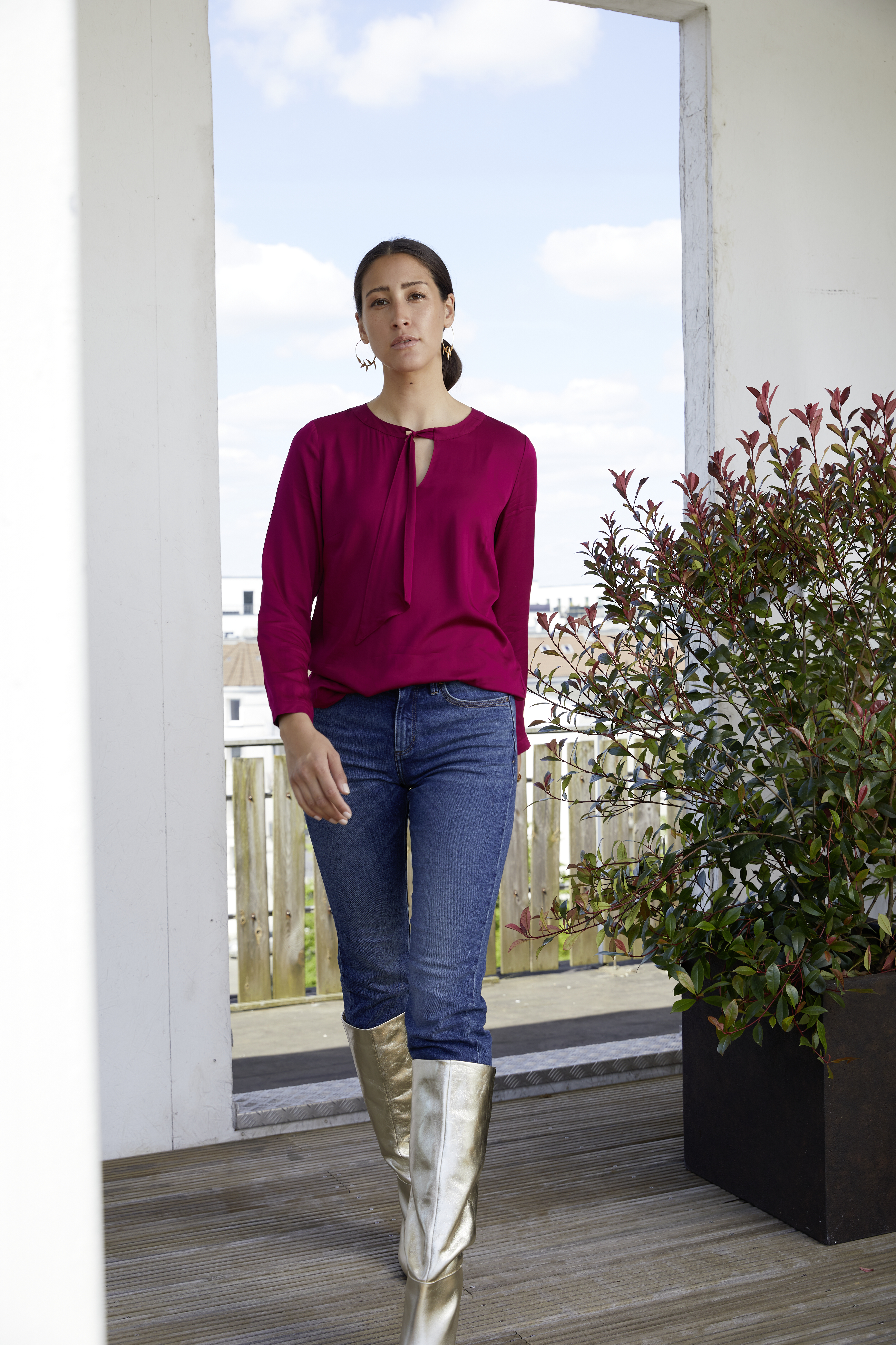 406017_Schluppenbluse-pink_406000_Jeans-blau_20200521_EGUE1919 JEANS L AUS ECO-DENIM