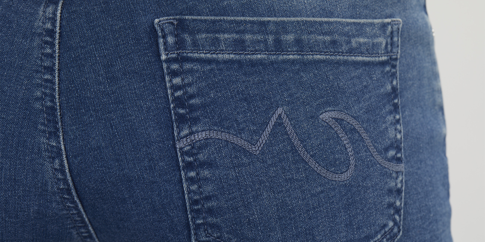 404015_45067 GERADE STRETCHJEANS L