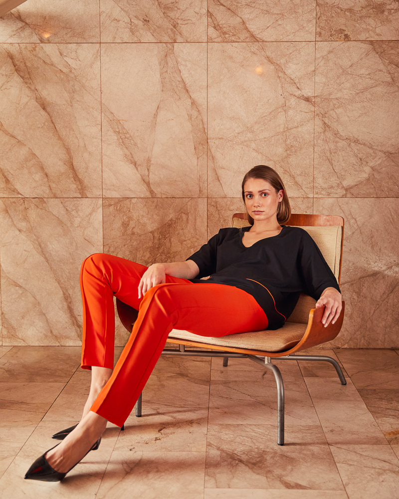 Oversize-Shirt_schwarz_412040-Hose_orange_412012 BEQUEME STRETCHHOSE N