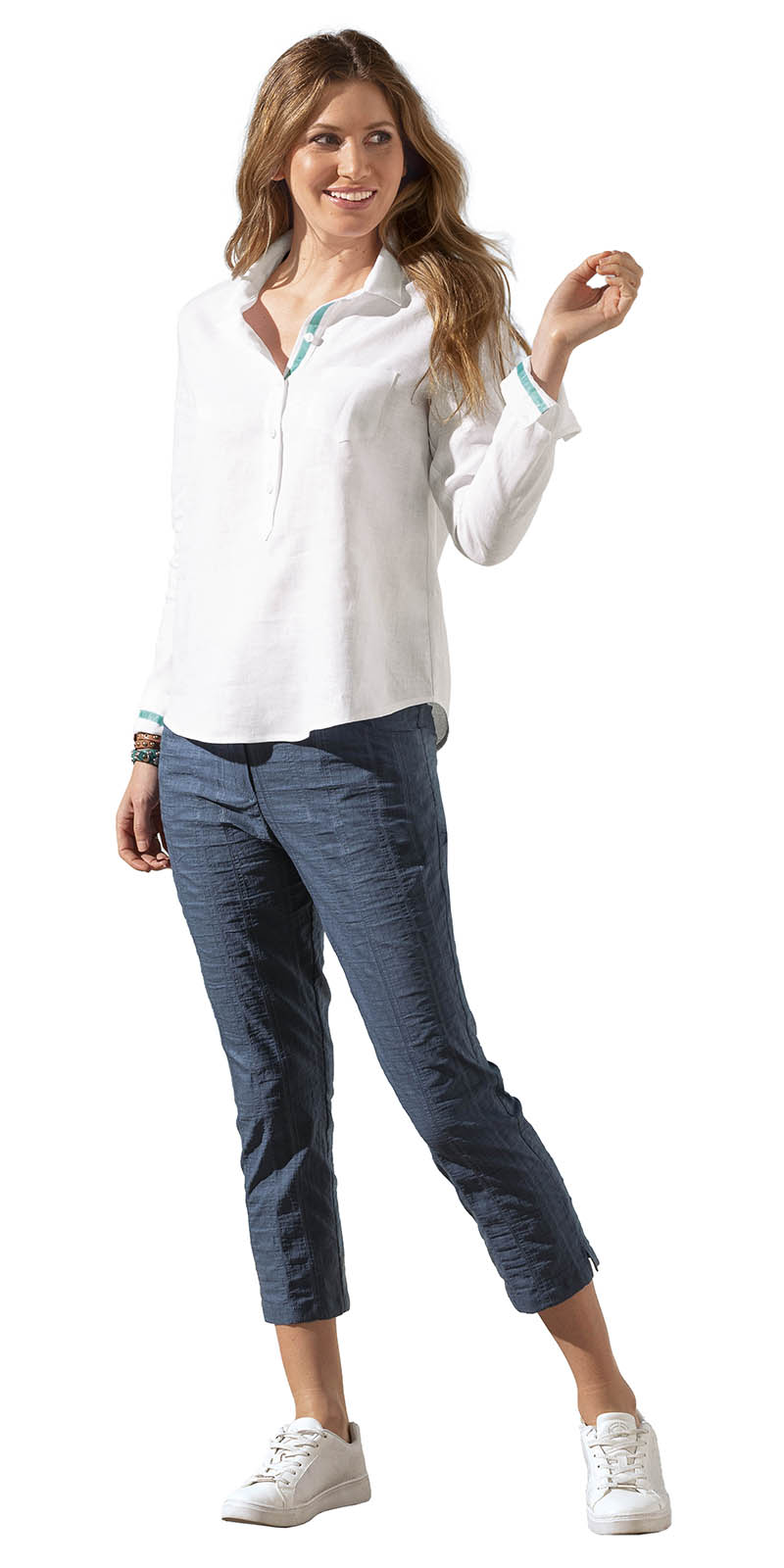 BLUSE-weiss-383016_HOSE-blau-383027 KOMFORTABLE 7/8-HOSE