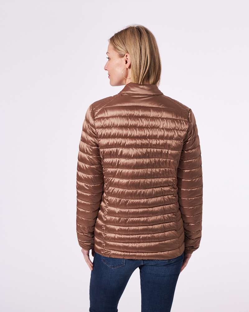 LEICHTE STEPPJACKE MIT STEHKRAGEN LEICHTE STEPPJACKE MIT STEHKRAGEN