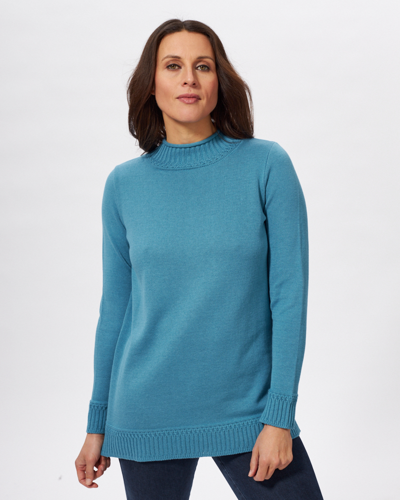 SPORTLICHER PULLI MIT SCHMUCKBLENDE SPORTLICHER PULLI MIT SCHMUCKBLENDE