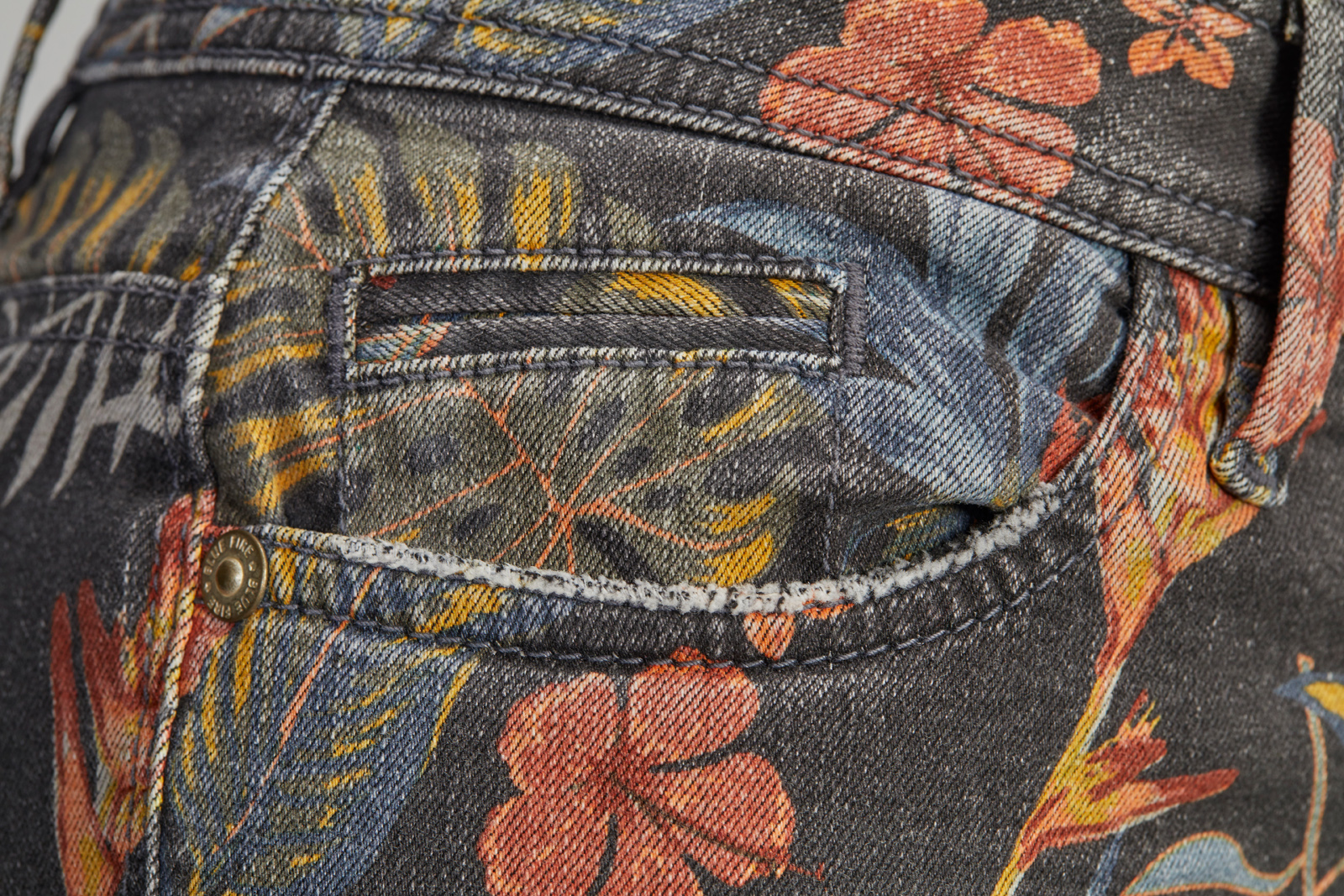 401004ashley_11712 JEANS L IN BLÄTTER-DESSIN