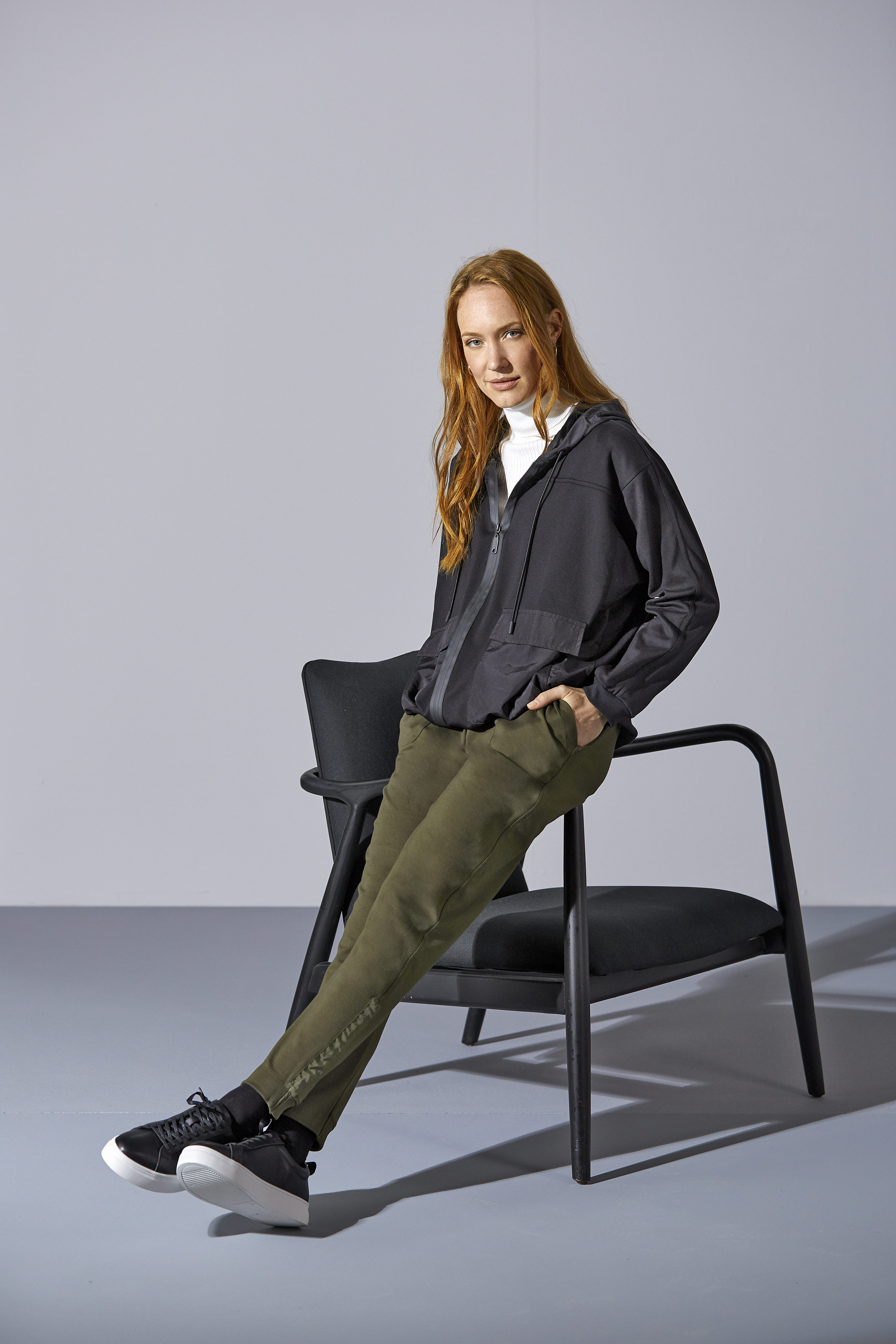 Sweatjacke_schwarz_421107-Joggpant_oliv_421105 EXKLUSIVE JOGGPANT N