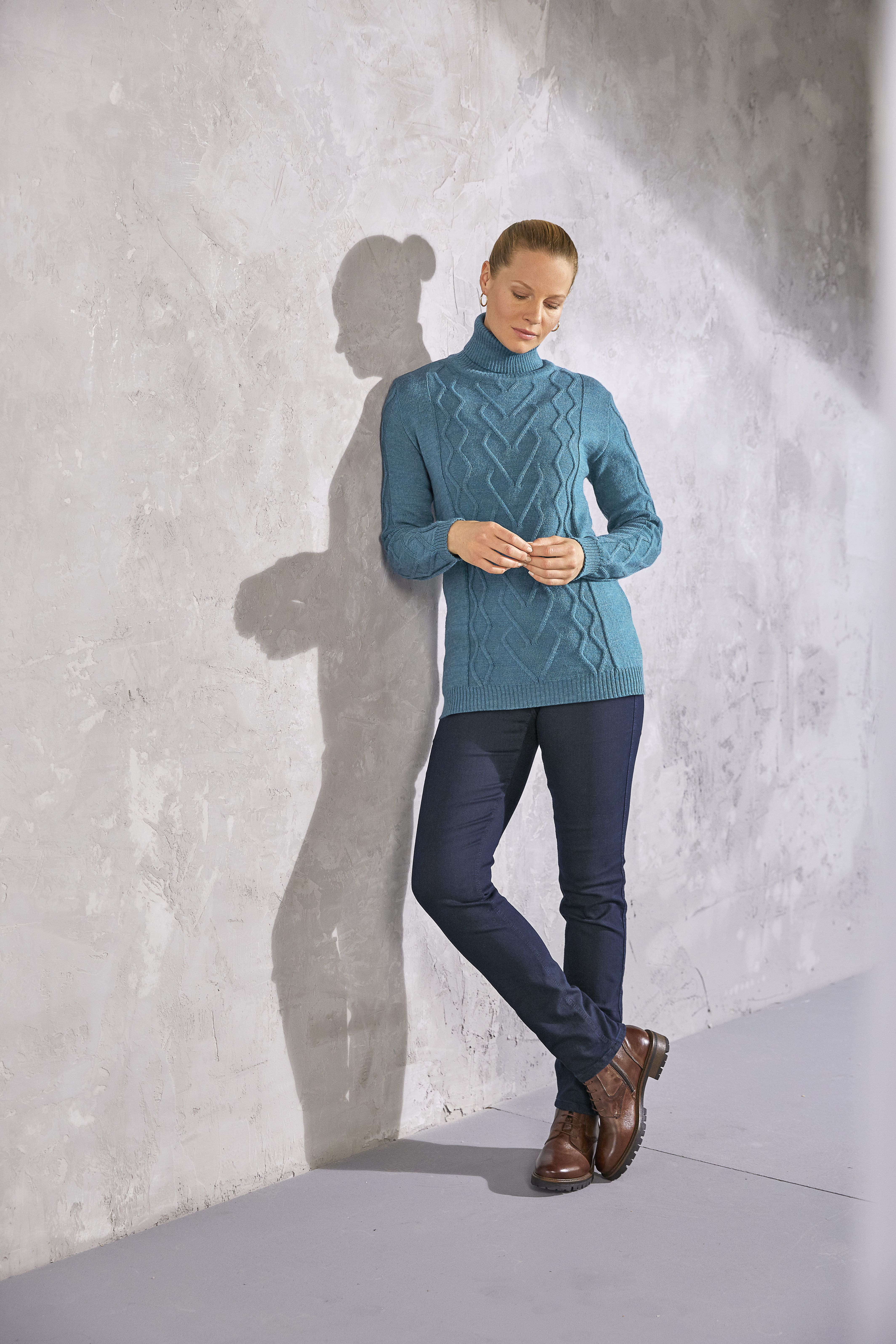 Pulli_petrol_421141-Jeans_blue_blue_421088-min SHAPING-JEANS N