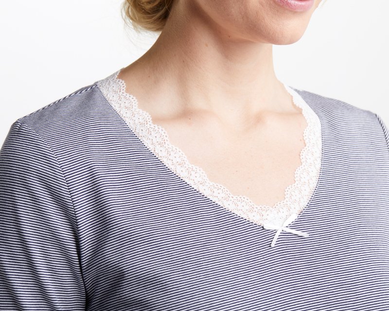 Pyjama_blau_gestreift_421058_Detail PYJAMA L IM RINGEL-DESSIN