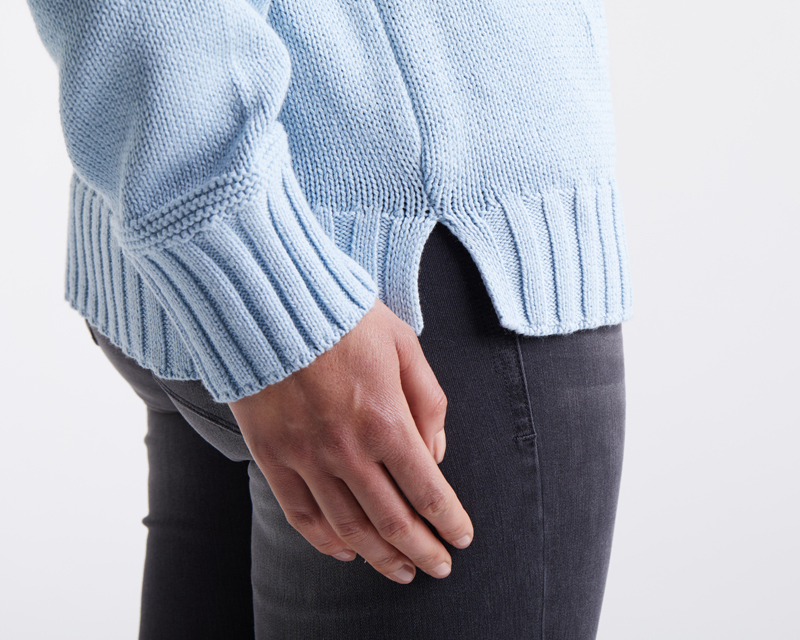 Rollkragenpulli_hellblau_421023_Fabienne_Detail-2 PULLI MIT STEHKRAGEN