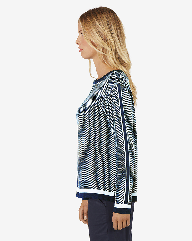 Pulli_blau_weiss_gemustert_Seite_411147_Larisa FEINSTRICKPULLI NACHHALTIG