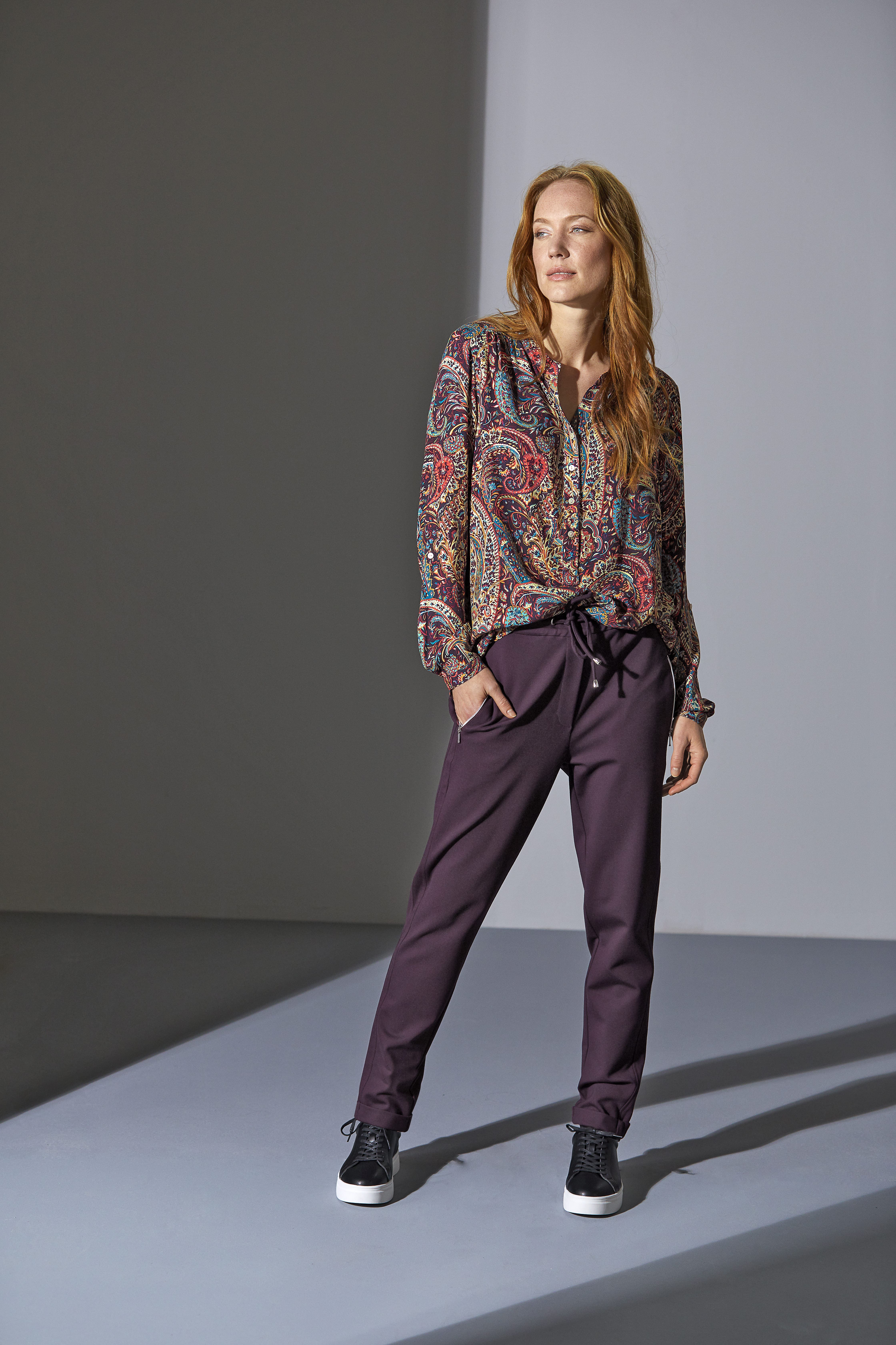 Tunika_petrol_gemustert_421080-Joggpant_aubergine_421029-min VISKOSEBLUSE