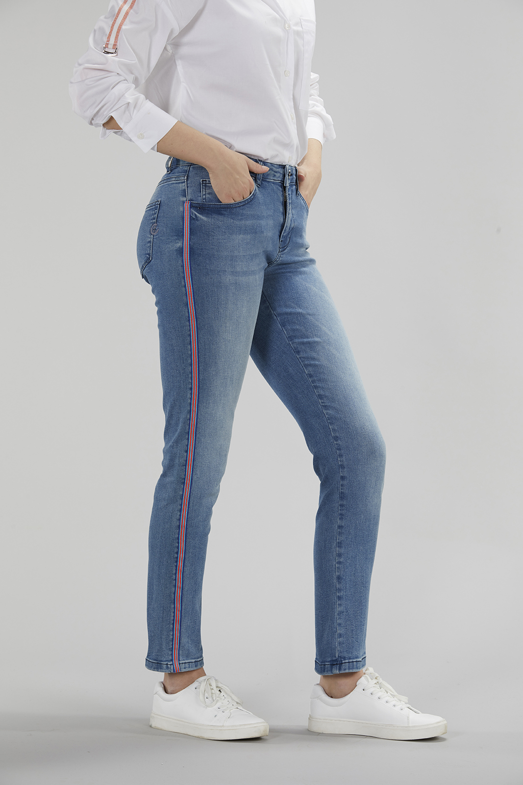 403027_45046 SCHMALE JEANS L MIT SEITENSTREIFEN